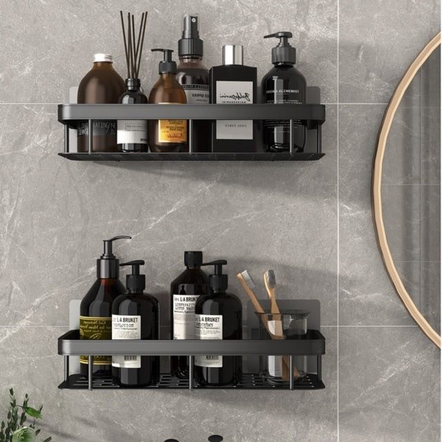 Platzsparendes bohrfreies Metallregal für Kosmetik und Badzubehör, einfach anzubringen.