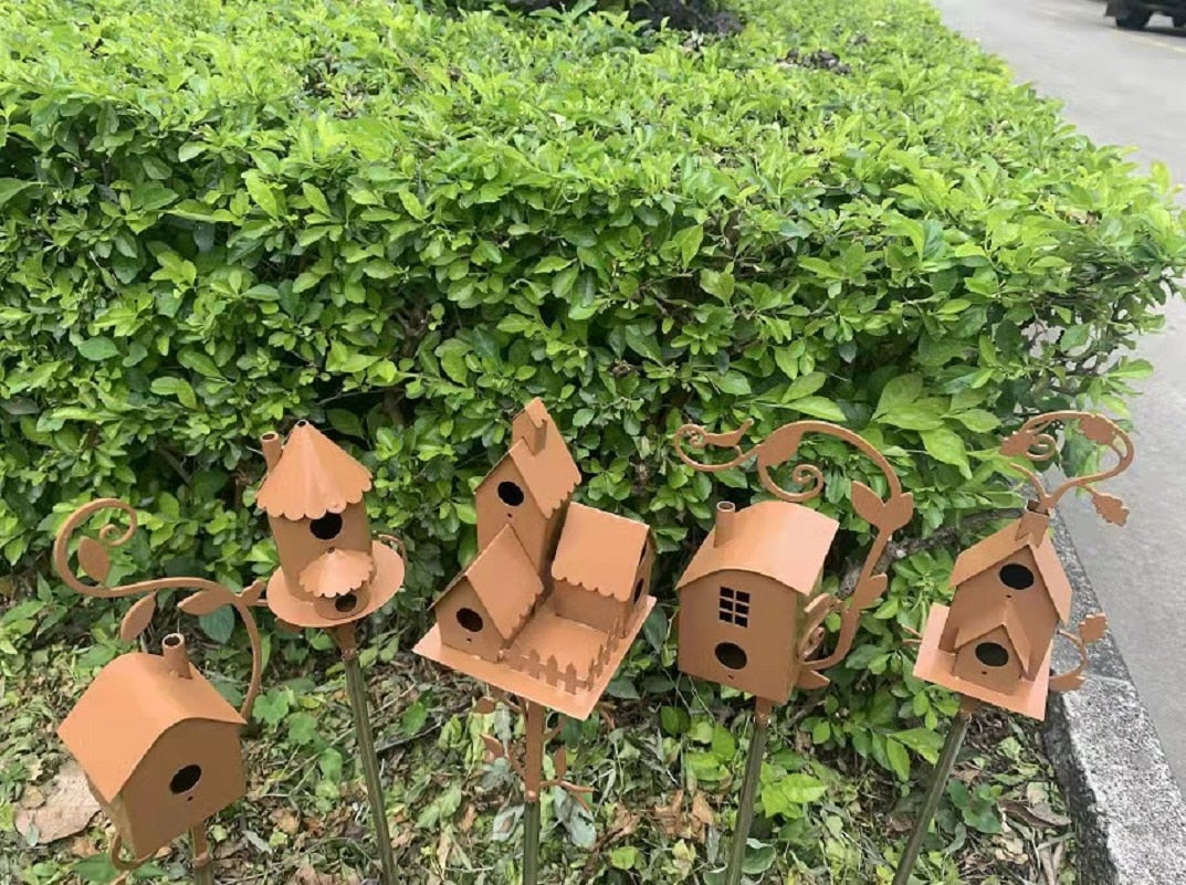 Outdoor Metall Vogelhaus Gartenstecker, langlebige Gartendekoration mit natürlicher Patina für Vögel.