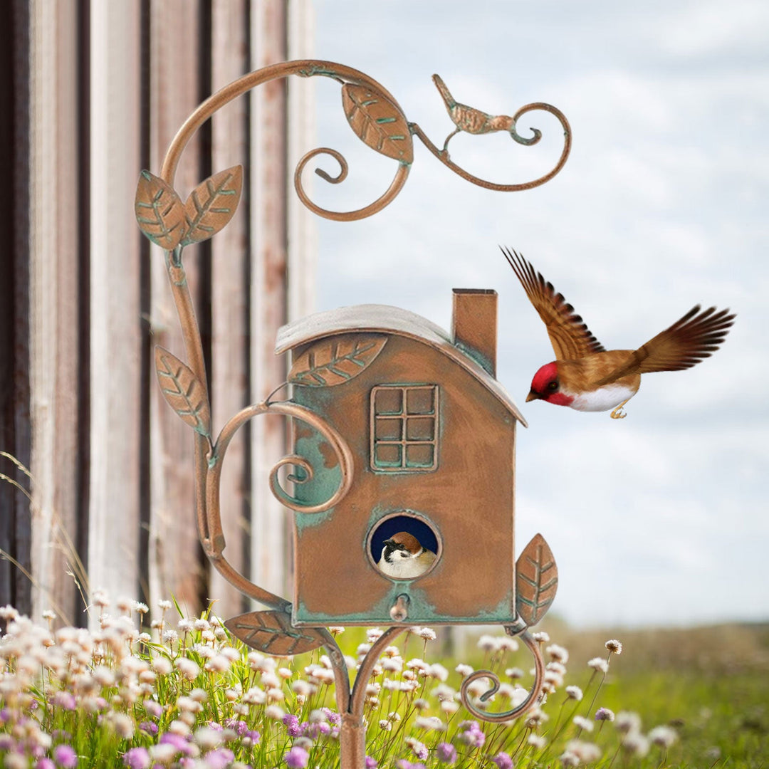 Eleganter Vogelhaus Gartenstecker aus Metall, rustikale Gartendeko und Futterplatz für Wildvögel.
