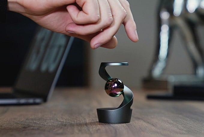 MindSpin kinetisches Schreibtischspielzeug aus Metall für Entspannung und Konzentration im Büro.