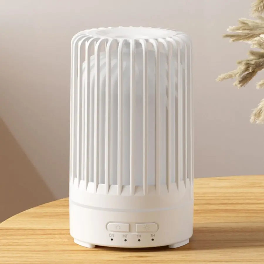Kleiner Ultraschall Aroma Diffuser mit LED-Licht; perfekt als Duftlampe und Luftbefeuchter für Zuhause.