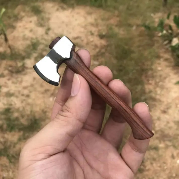Mini-Dekoraxt aus Metall und Holz, rustikal für Wohnzimmer und Büro. Perfektes Wohnaccessoire.