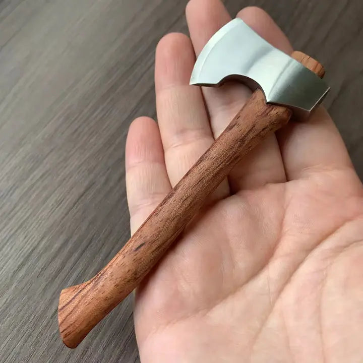 Kleine Dekoaxt für Schreibtisch oder Regal. Einzigartiges Wohnaccessoire und Sammlerstück im Vintagestil.