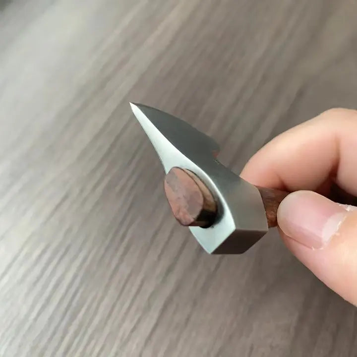 Rustikale Miniatur Axt als Blickfang. Stilvolle Deko aus Holz und Metall, ideal für Vintage-Liebhaber.