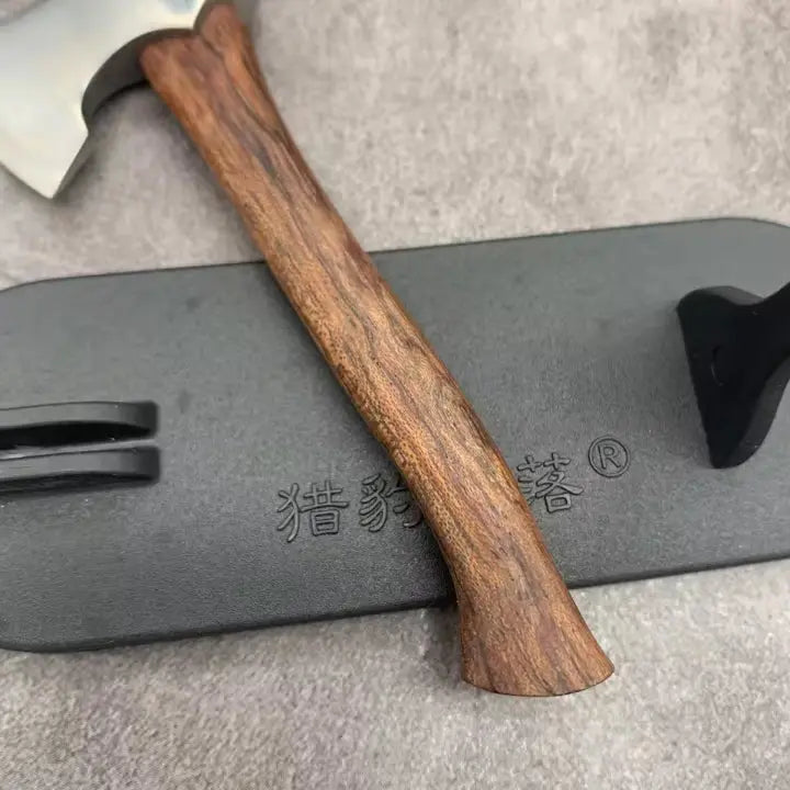 Detaillierte rustikale Mini-Dekoaxt mit Holzgriff und Metallklinge. Perfekt als Büro- oder Tischdeko.