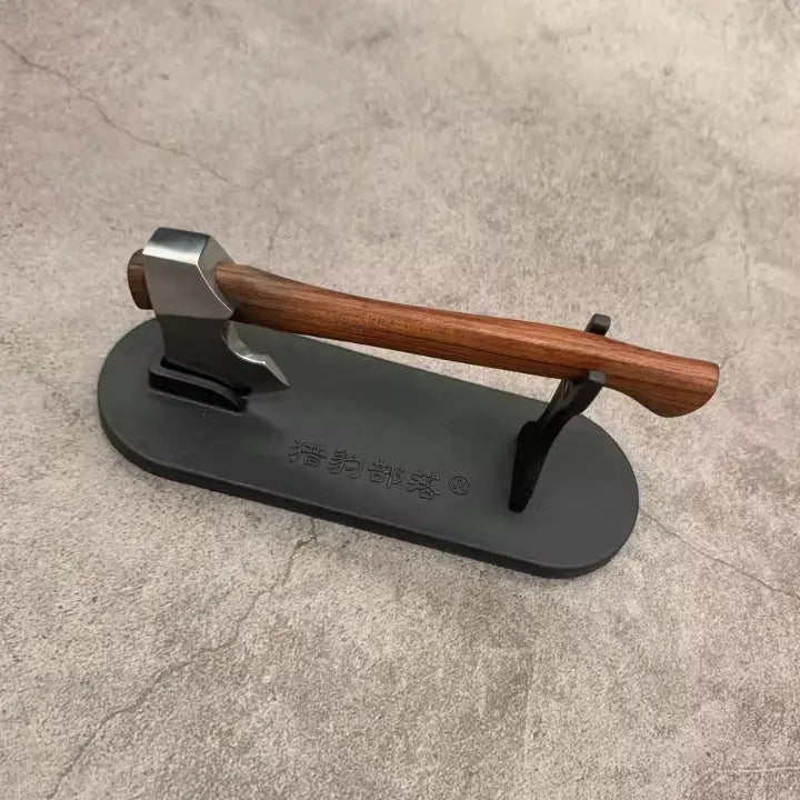 Handgefertigte Miniatur-Axt Deko. Stilvolles Metall-Holz-Design, ein charmantes Sammlerstück für Ihr Zuhause.