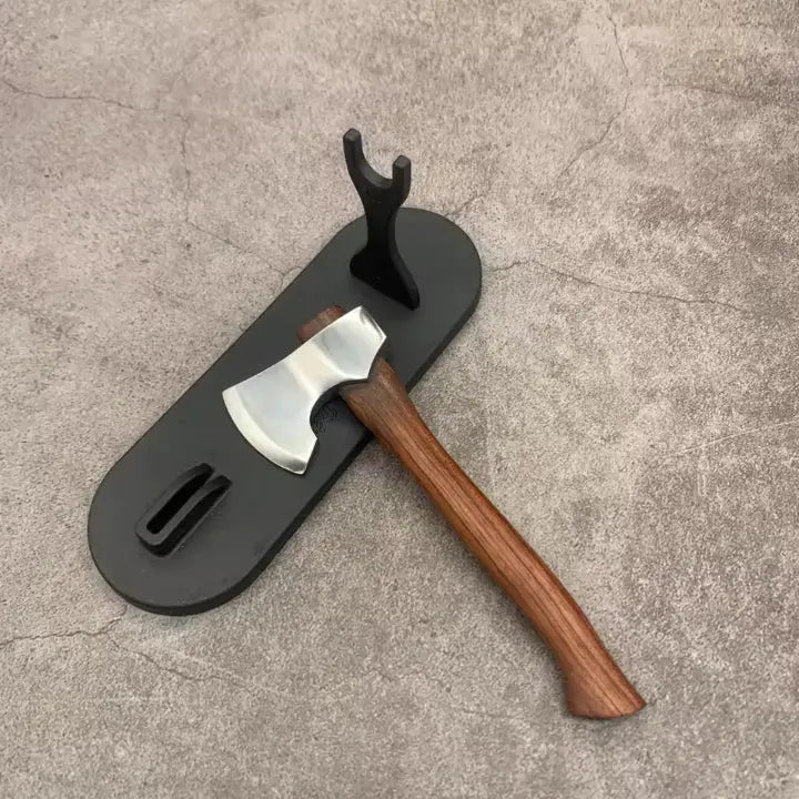 Einzigartige Mini-Dekoaxt als rustikales Wohnaccessoire. Perfekt als Tischdeko, Regaldeko oder Männergeschenk.