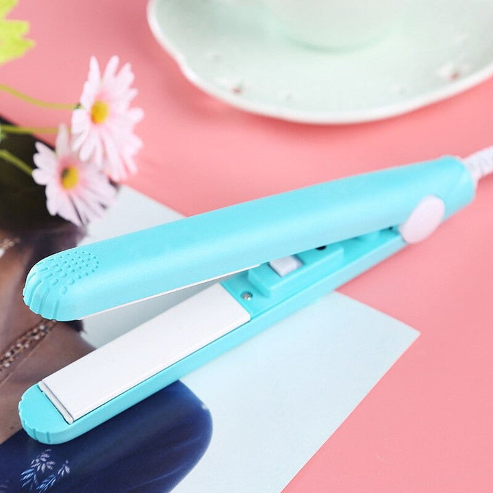 Kompakter Mini-Lockenstab & Glätteisen, ideal für unterwegs. Tragbares Haarstyling-Tool für Locken & glatte Frisuren.