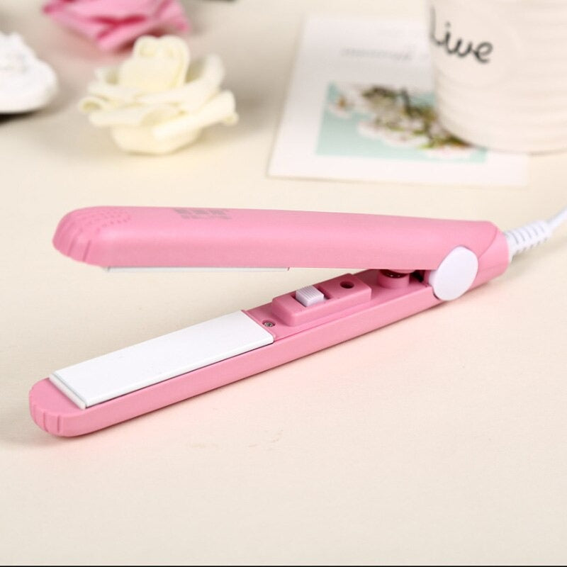 Hochwertiger Keramik Mini-Lockenstab & Glätteisen. Erzielt schnell schöne Locken, Wellen oder perfekt glatte Haare.