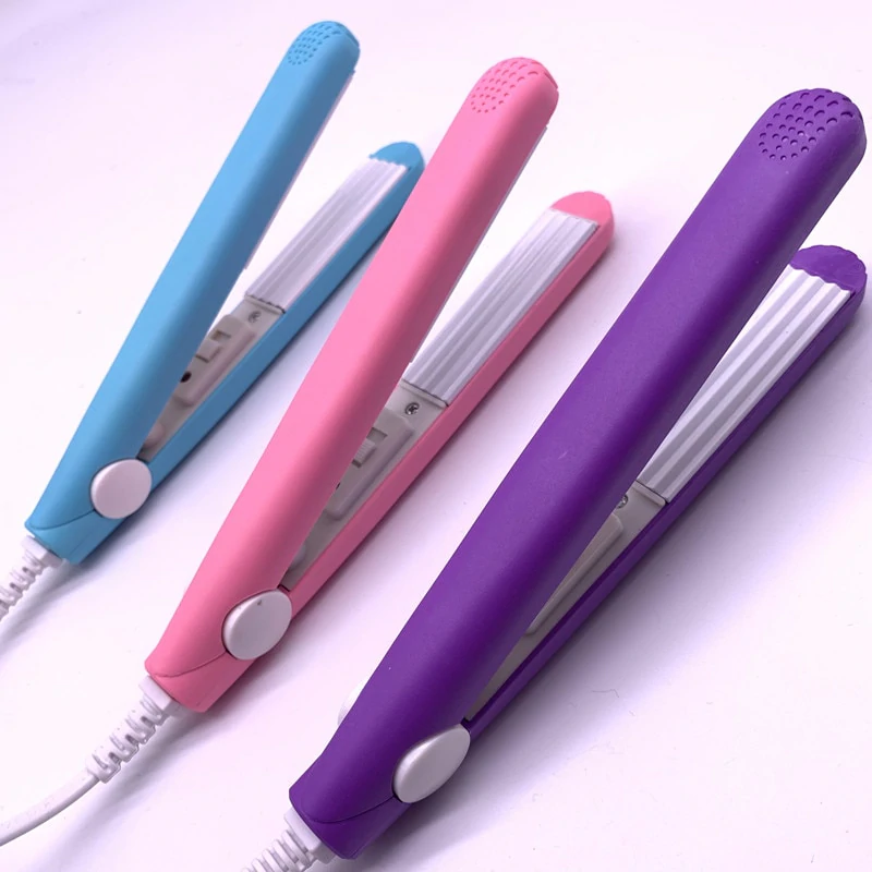 Kleiner Reise-Lockenstab & Glätteisen im praktischen Set. Perfekt für schnelles Haarstyling und glänzende Looks überall.