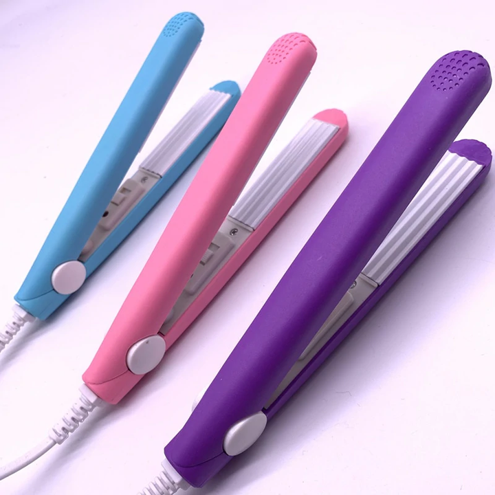 Kleiner Reise-Lockenstab & Glätteisen im praktischen Set. Perfekt für schnelles Haarstyling und glänzende Looks überall.