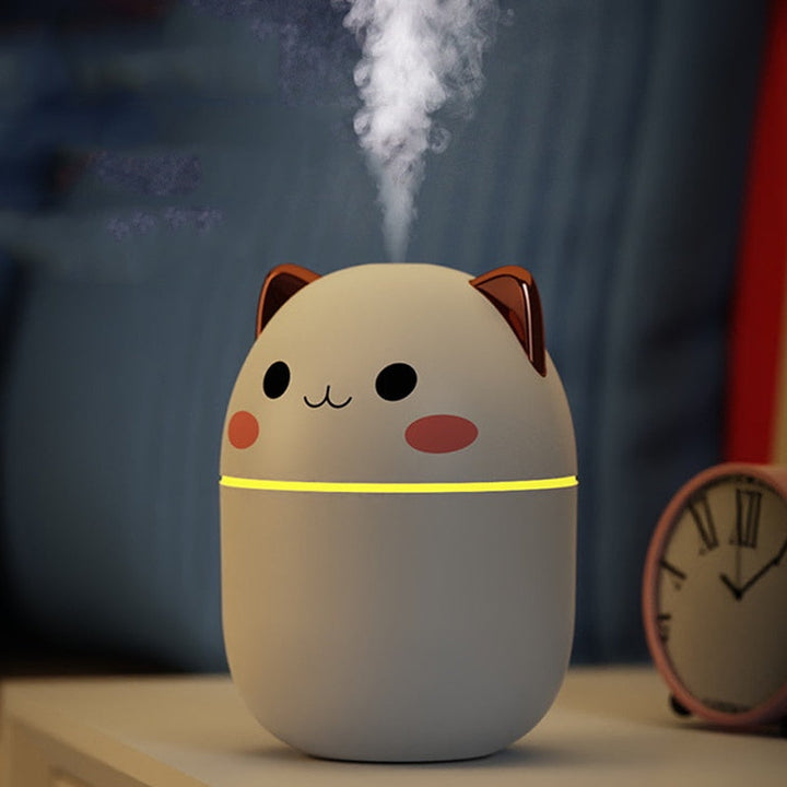 Mini Luftbefeuchter mit Nachtlicht für entspannende Atmosphäre im Schlafzimmer und Büro.