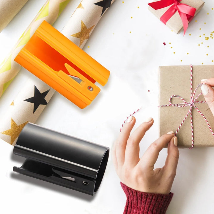 Kleiner Papierschneider zum Basteln von Geschenkverpackungen, präzise für Bürobedarf.