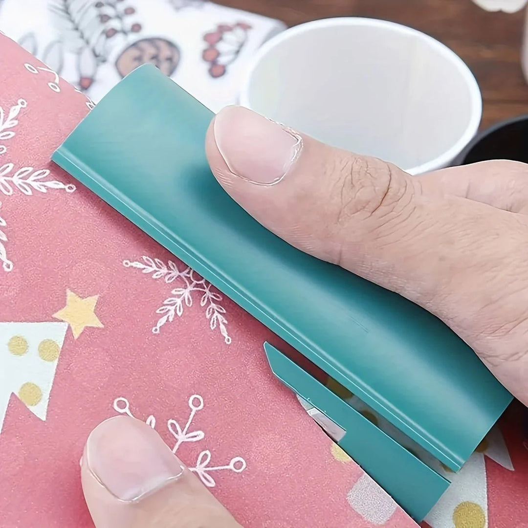 Kleiner Präzisions-Papierschneider, perfekt für detaillierte Schnitte in Büro und Heimzubehör.