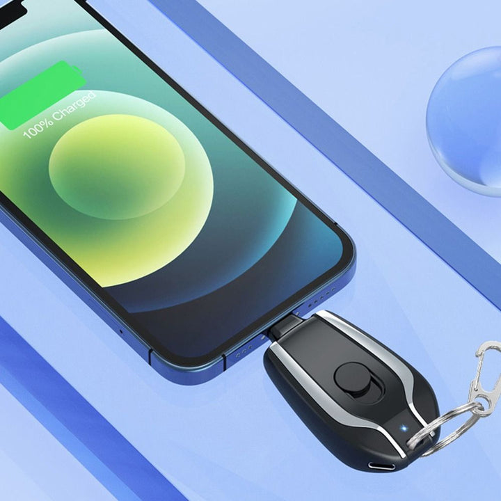 Mini-Powerbank für Smartphones: Kompaktes, tragbares USB-C/Lightning Notladegerät mit Karabinerhaken.