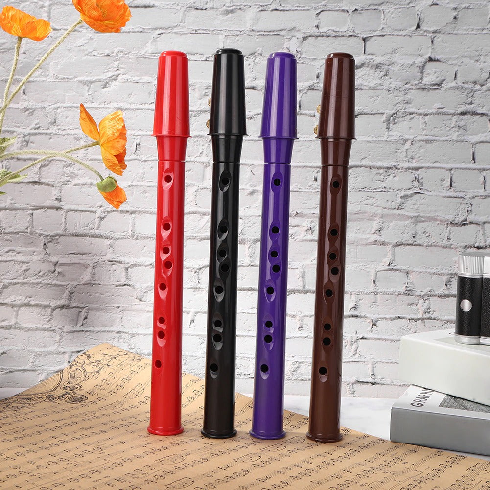 Dieses kompakte Musikinstrument, ein Mini-Saxofon, passt in jede Tasche, perfekt für Reisen.