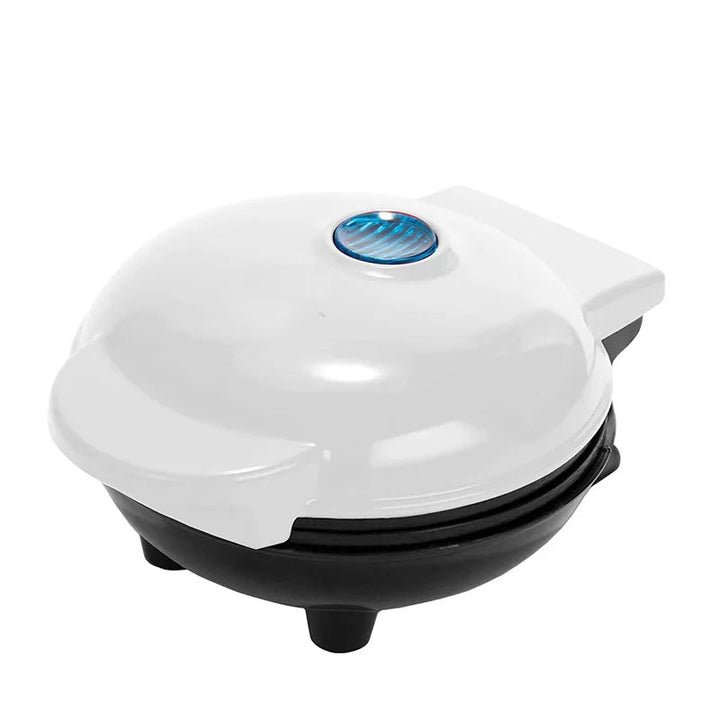 Elegantes Mini Waffeleisen in Schwarz. Elektrischer Waffelmaker für gemütliches Frühstück zu Hause und leckere Snacks.