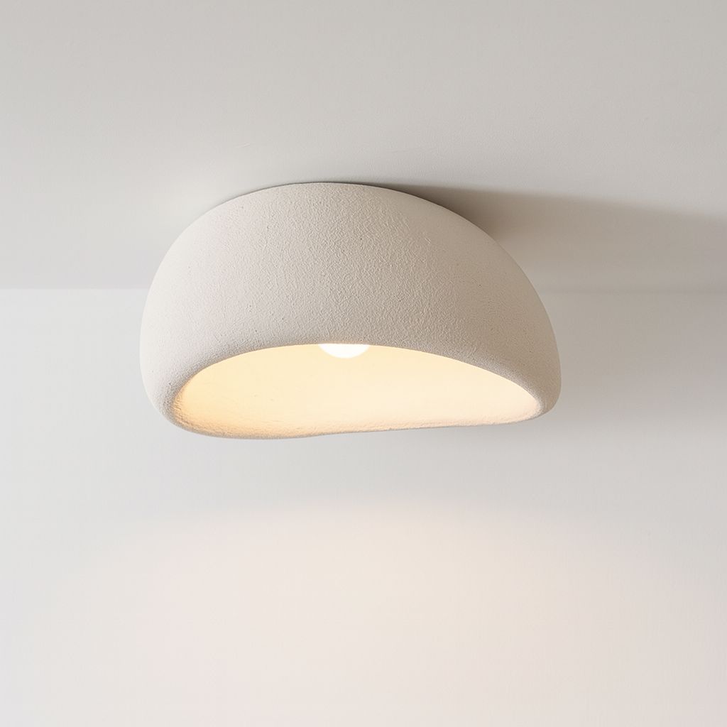Minimalistische Deckenleuchte aus hellem Kunstharz für ruhige Wohnräume, perfekt als Wohnzimmerlampe.