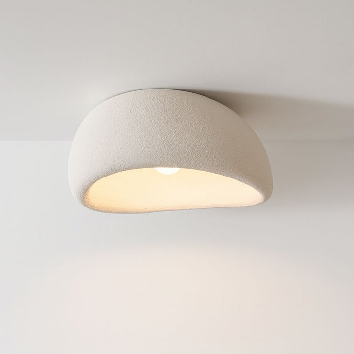 Minimalistische Deckenleuchte aus hellem Kunstharz für ruhige Wohnräume, perfekt als Wohnzimmerlampe.