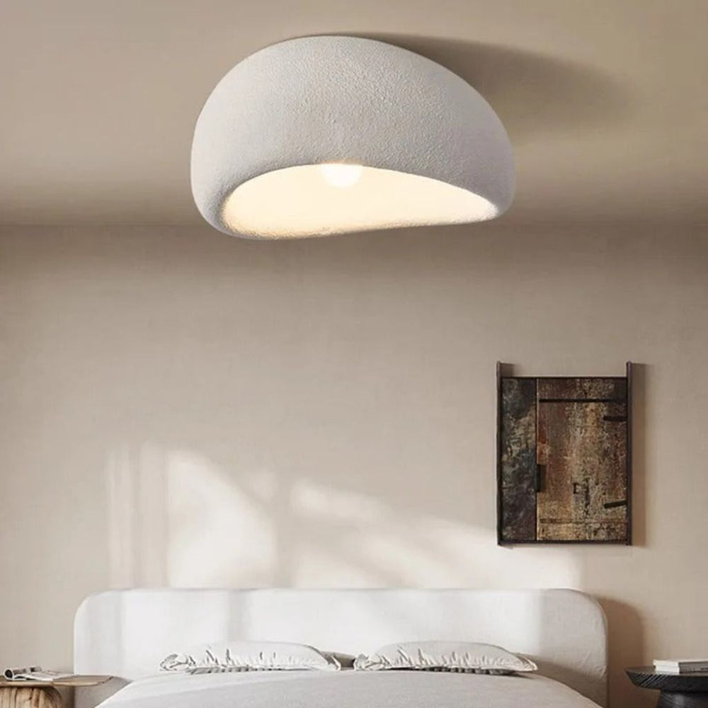 Japandi Deckenleuchte aus Kunstharz, minimalistisch und modern, schafft beruhigendes Ambiente im Schlafzimmer.
