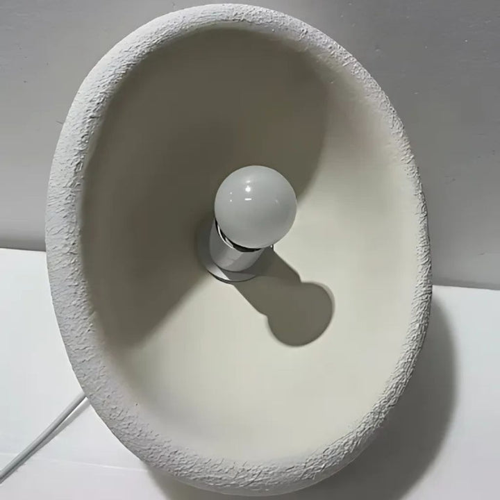 Ruhige Kunstharz Deckenlampe, minimalistisch und modern, perfekt für ein entspannendes Zuhause-Ambiente.