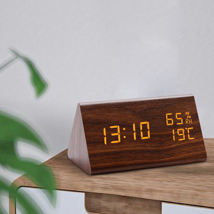 Digitale LED-Tischuhr aus Holz mit integrierter Temperaturanzeige und Weckerfunktion, minimalistisches Design.