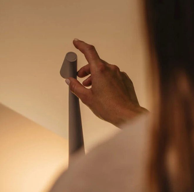 Moderne NordicLite LED Tischlampe, drahtlos, dimmbar, mit integriertem Akku, ideal für minimalistische Einrichtungen.