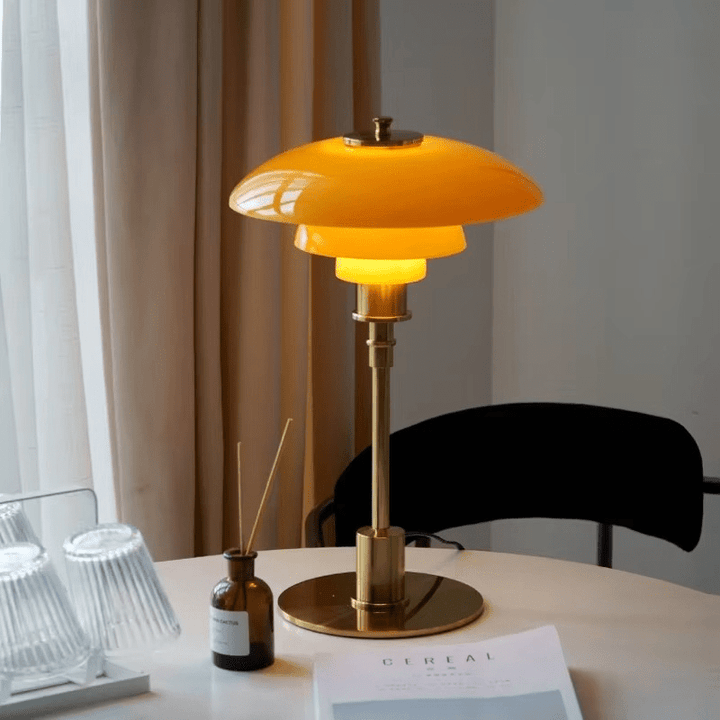 Elegante skandinavische LED Nachttischlampe mit Dimmfunktion, perfekt für gemütliche Innenbeleuchtung.