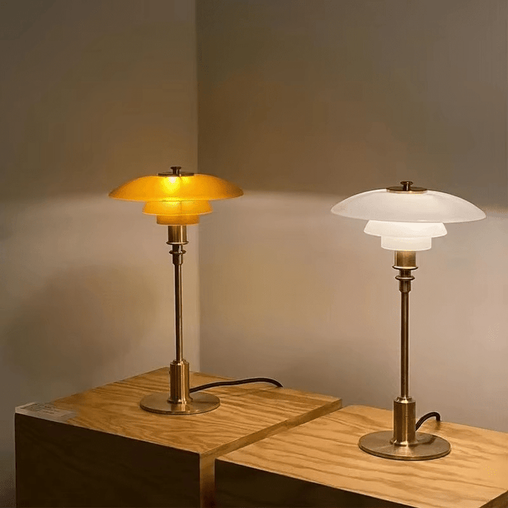 Dimmbare LED Lampe im skandinavischen Design, aus Glas und Metall, schafft warmes Wohnzimmerlicht.