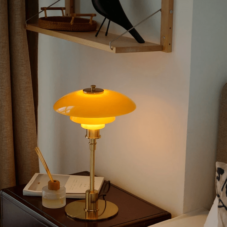 Schlichte LED Tischleuchte, dimmbar, für Nachttisch oder Schreibtisch, kreiert entspanntes Ambiente.