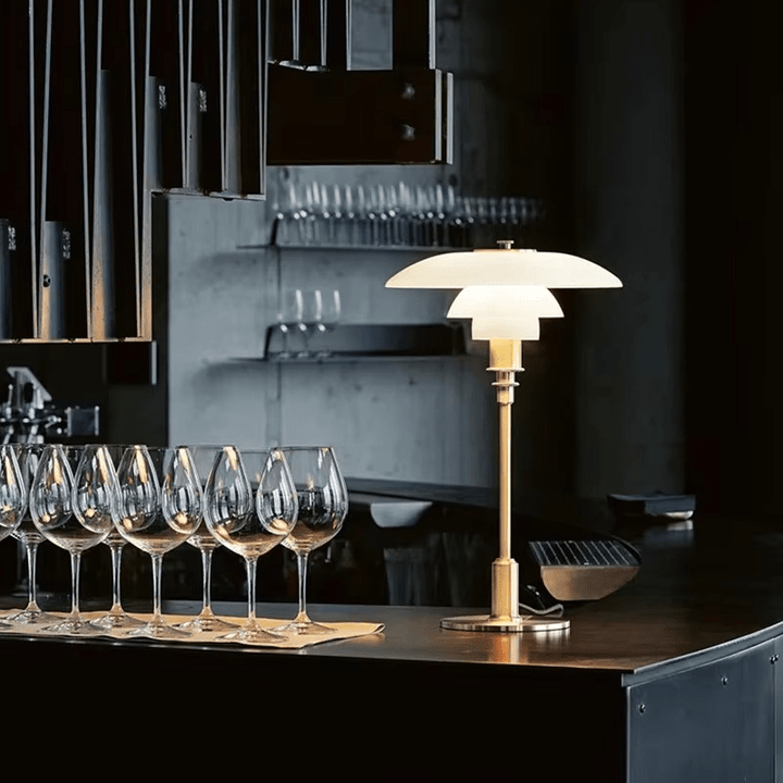 Zeitlose Designlampe: dimmbare LED Tischleuchte aus Metall, perfekt für skandinavisches Wohnen.
