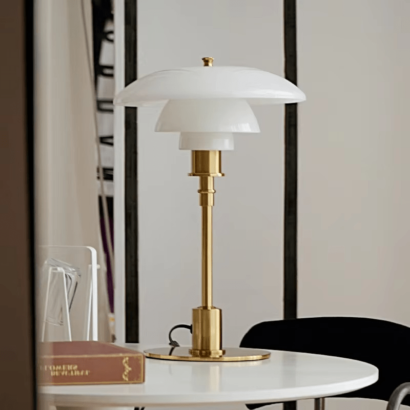 Gemütliche dimmbare LED Tischlampe, minimalistisch, ideal für Schlafzimmer- oder Wohnzimmerbeleuchtung.
