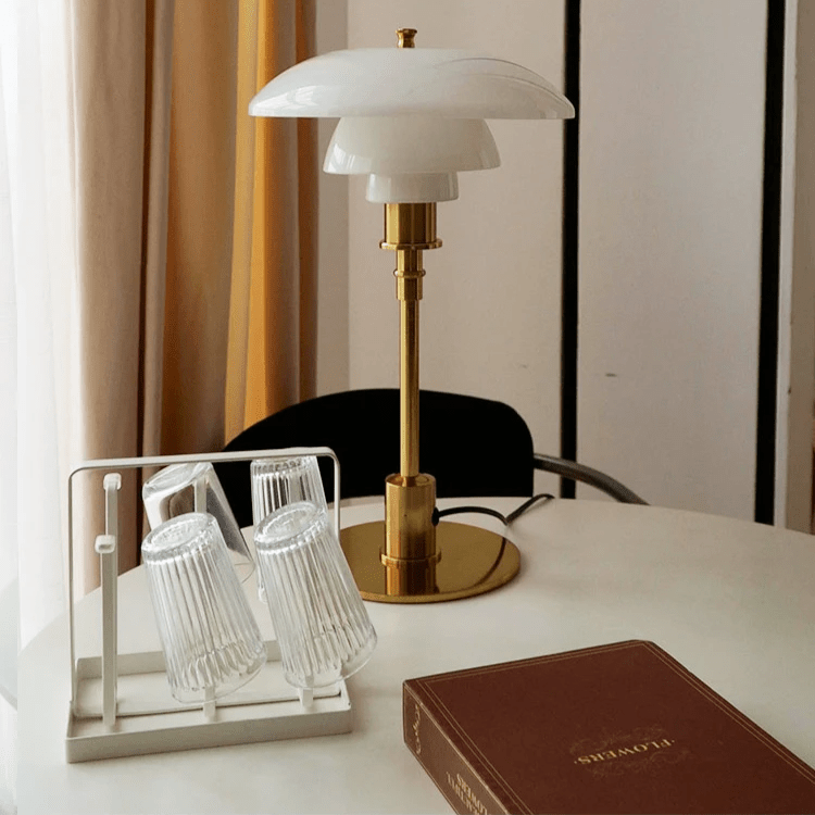 Skandinavische LED Schreibtischlampe, dimmbar, aus Glas und Metall, bietet funktionales Design.