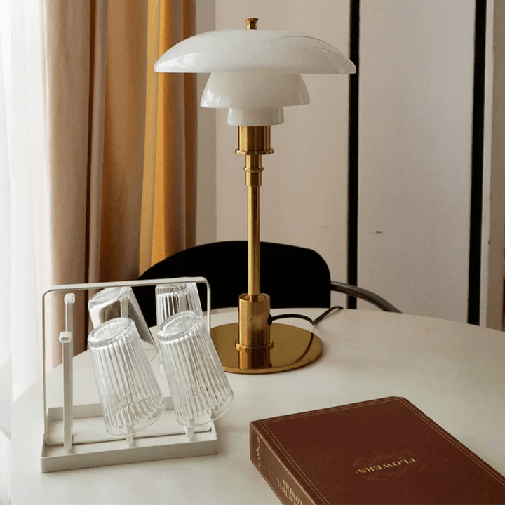 Skandinavische LED Schreibtischlampe, dimmbar, aus Glas und Metall, bietet funktionales Design.