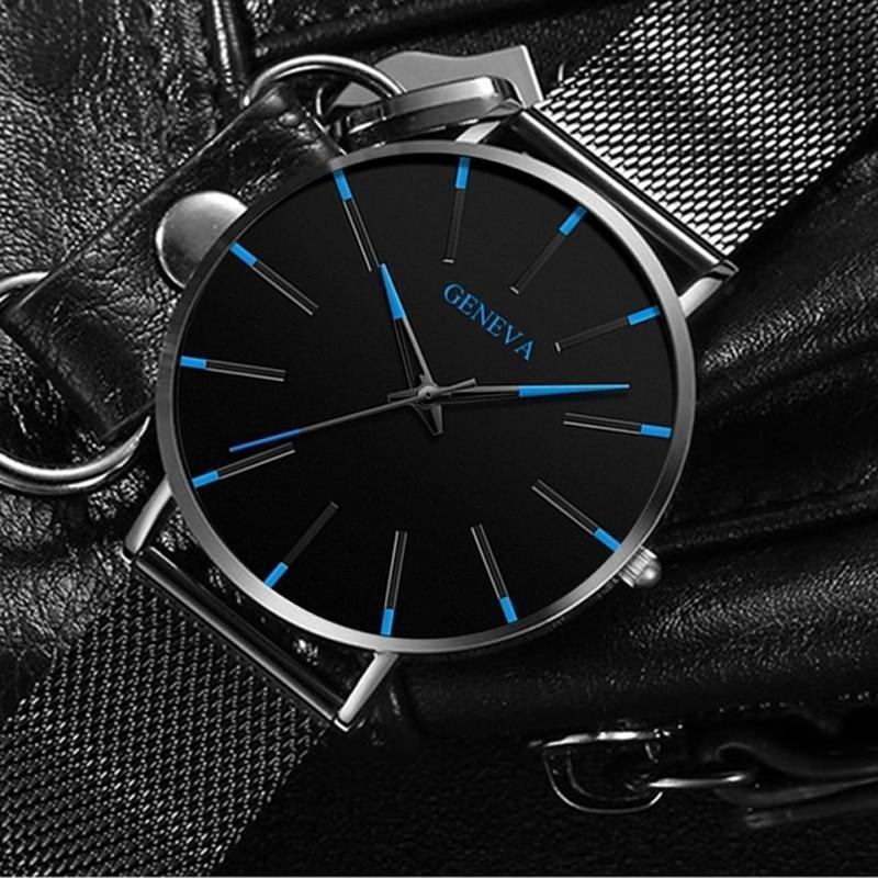 Moderne, minimalistische Herrenuhr am Handgelenk. Die elegante Quarzuhr ergänzt stilvoll jedes Herrenoutfit.