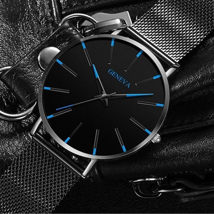 Moderne, minimalistische Herrenuhr am Handgelenk. Die elegante Quarzuhr ergänzt stilvoll jedes Herrenoutfit.