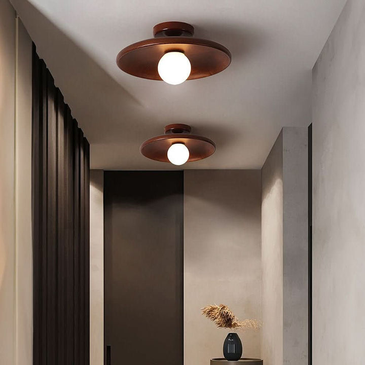 Minimalistische Holz-Deckenlampe im skandinavischen Stil für modernes Wohnzimmer. Natürliche Holzoptik, gemütliches Licht.