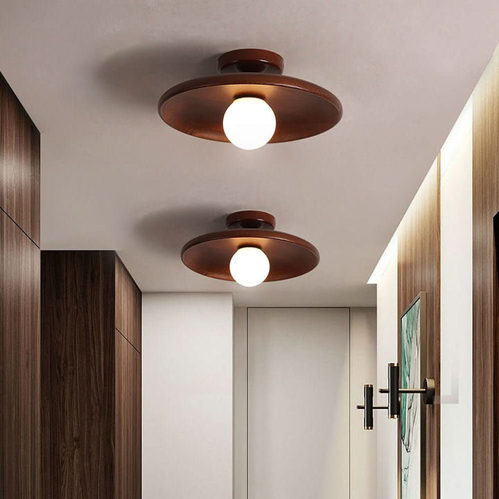 Detailansicht der Holzoptik Deckenleuchte. Skandinavisches Design mit natürlicher Maserung, hochwertige Innenbeleuchtung.