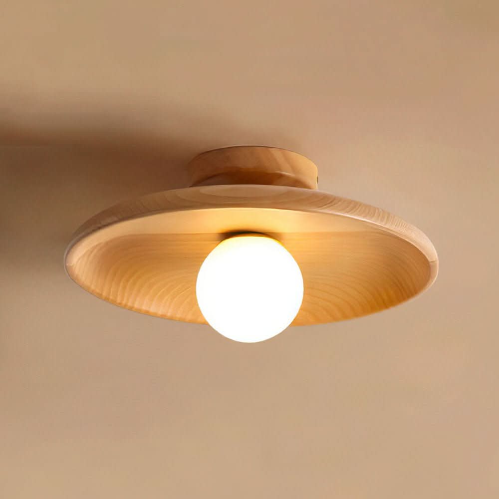 Seitenansicht der minimalistischen Holz-Deckenlampe. Skandinavisches Design für Flur oder Schlafzimmer. Moderne Innenbeleuchtung.