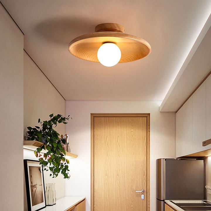 Gemütliches Licht der skandinavischen Holz-Deckenlampe. Moderne minimalistische Beleuchtung für Wohn- und Schlafzimmer.