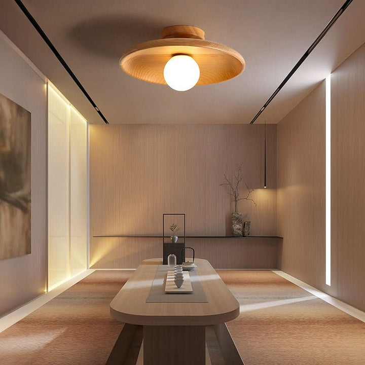 Schlichte, moderne Holz-Deckenleuchte im skandinavischen Stil. Perfekte minimalistische Beleuchtung für jeden Raum.