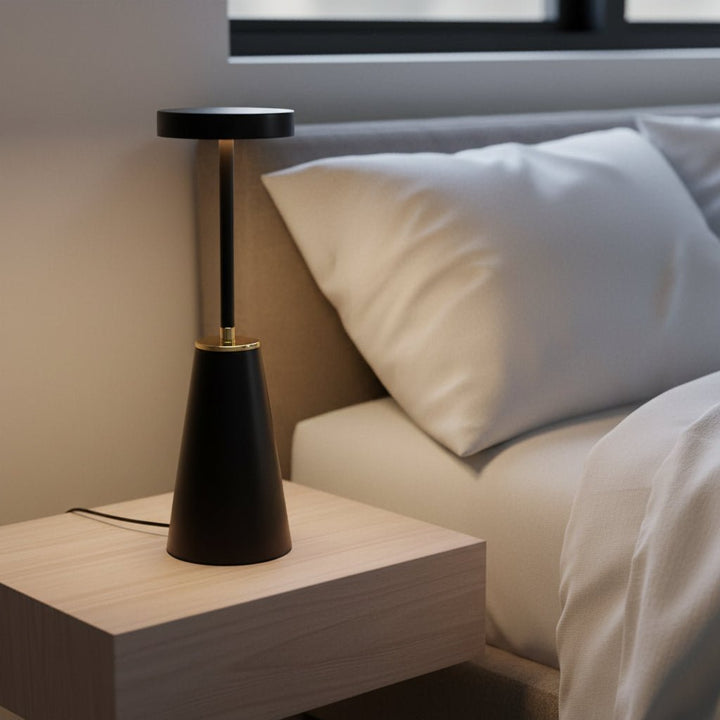 Kabellose NIGHTBEAM Tischlampe in minimalistischem Design, perfekt als Nachttisch- oder Schreibtischlampe.