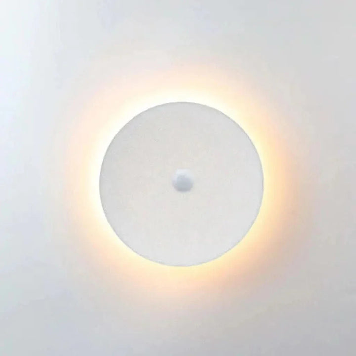 Dimmbare LED Außenwandlampe, modern & schlank, erzeugt angenehme indirekte Beleuchtung im Außenbereich.