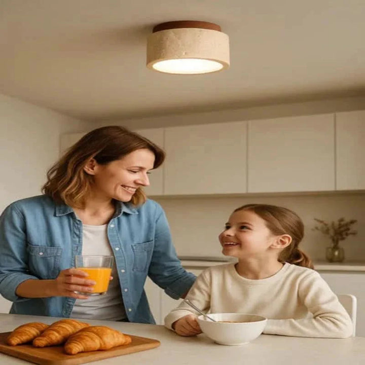 Moderne Holz LED Deckenlampe, minimalistisch. Schafft eine entspannte Atmosphäre mit warmweißem Licht.