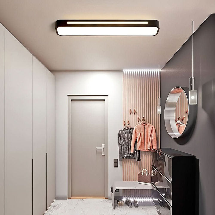 Schlichte LED Deckenleuchte, minimalistischer Stil, sorgt für angenehme Innenbeleuchtung.