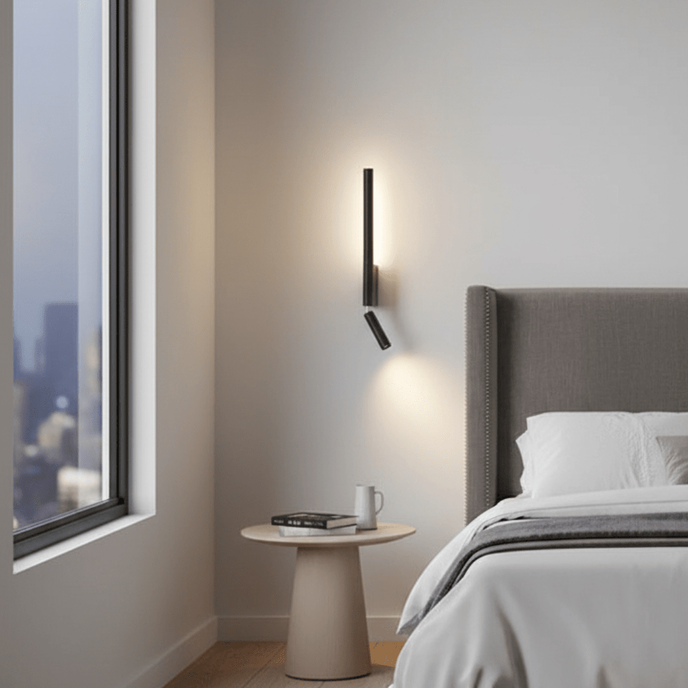 Ambientebeleuchtung im Schlafzimmer mit moderner, minimalistischer LED-Wandleuchte. Perfekte Innenleuchte.