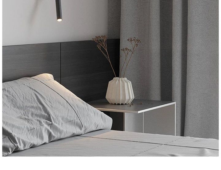 Schlanke, energiesparende LED-Wandleuchte, minimalistisch, bietet dezente Ambientebeleuchtung für Flur oder Schlafzimmer.