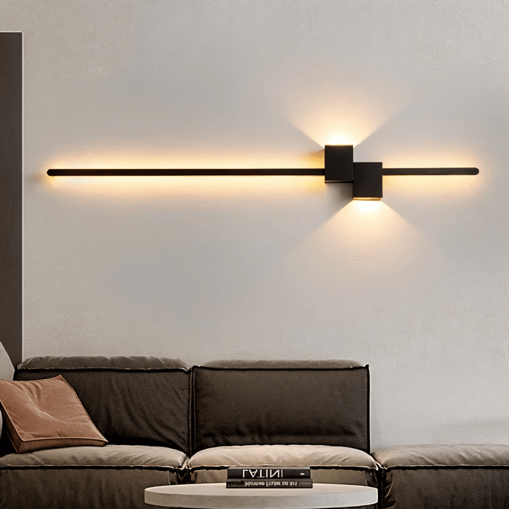Elegante, weiße LED Wandleuchte. Modernes, minimalistisches Design. Indirektes Licht für stilvolles Ambiente.