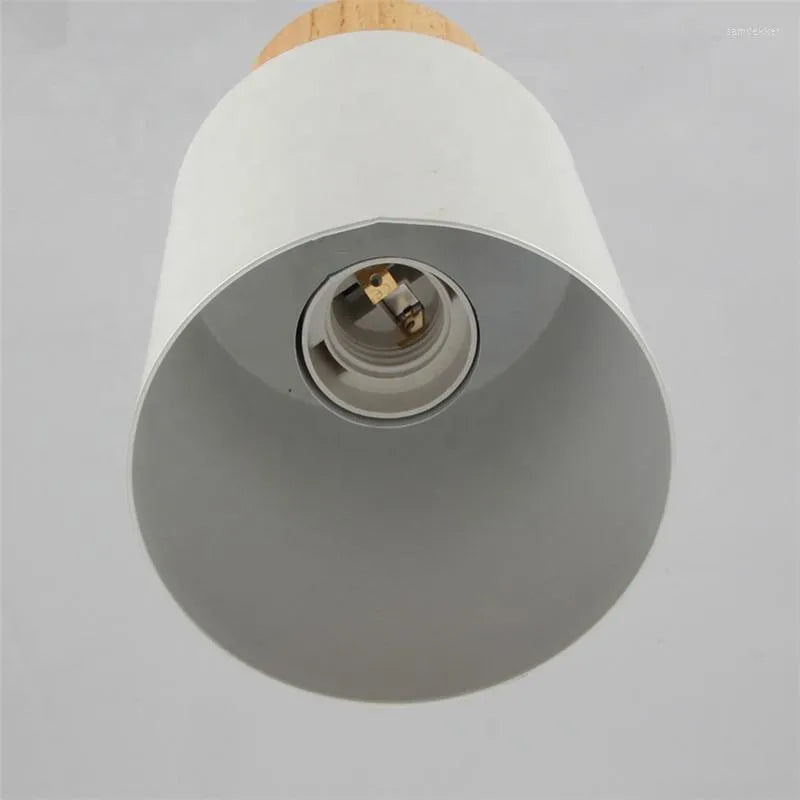 Helle, energieeffiziente LED-Zylinderlampe, schafft angenehmes Licht für skandinavische Einrichtung.
