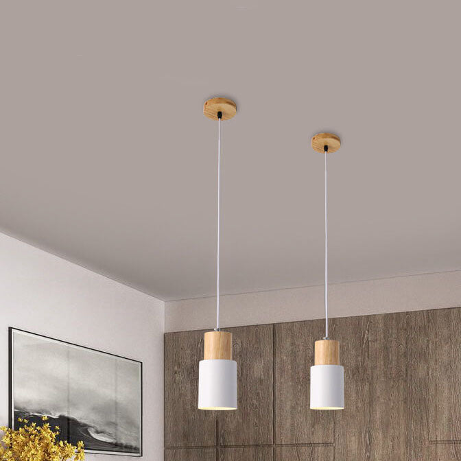 Vertikale LED-Zylinder-Hängeleuchte, schlankes Design für hohe Decken in modernen Räumen.